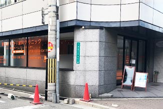 オレンジの新大阪ひかり歯科クリニックという文字を目印に医院が見えてきます。