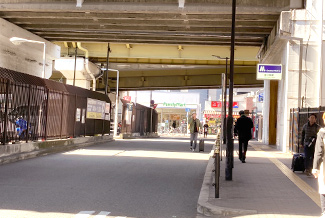 御堂筋線の新大阪駅を通過すると、ファミリーマートが見えますので左に曲がります。