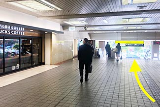 新大阪駅の南側出口（スターバックスコーヒー横）より階段を下り右に曲がります。
