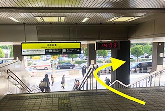 階段を下りて右に曲がります。